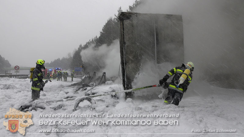 20260109_Vollbrand LKW Sattelzug auf der A21 bei Heiligenkreuz NÖ fordert Einsatzkräfte über Stunden  Foto: Stefan Schneider BFKDO BADEN