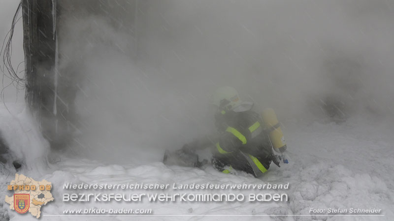 20260109_Vollbrand LKW Sattelzug auf der A21 bei Heiligenkreuz NÖ fordert Einsatzkräfte über Stunden  Foto: Stefan Schneider BFKDO BADEN