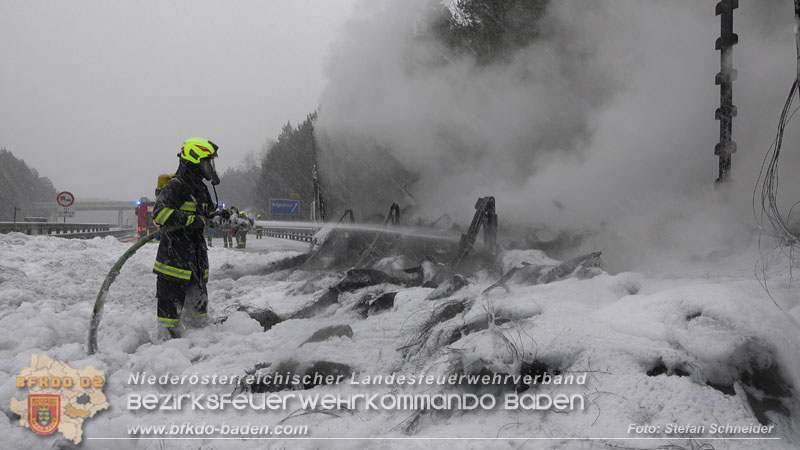 20260109_Vollbrand LKW Sattelzug auf der A21 bei Heiligenkreuz NÖ fordert Einsatzkräfte über Stunden  Foto: Stefan Schneider BFKDO BADEN