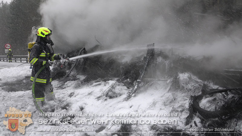 20260109_Vollbrand LKW Sattelzug auf der A21 bei Heiligenkreuz NÖ fordert Einsatzkräfte über Stunden  Foto: Stefan Schneider BFKDO BADEN