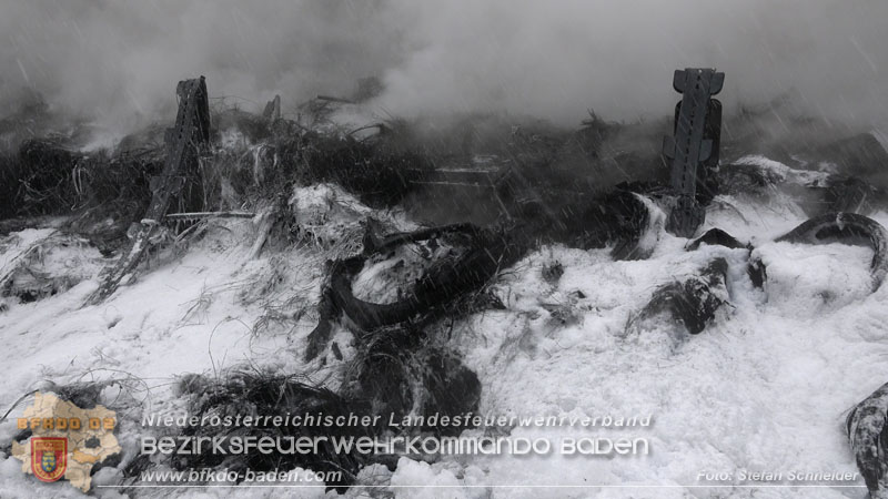 20260109_Vollbrand LKW Sattelzug auf der A21 bei Heiligenkreuz NÖ fordert Einsatzkräfte über Stunden  Foto: Stefan Schneider BFKDO BADEN