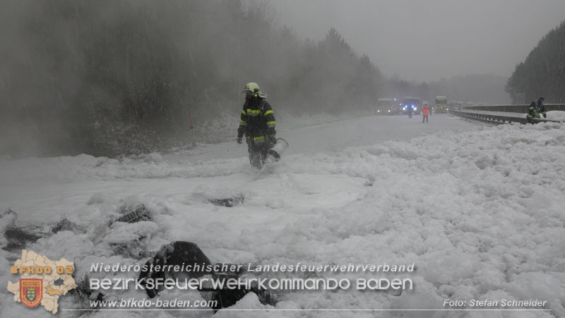 20260109_Vollbrand LKW Sattelzug auf der A21 bei Heiligenkreuz NÖ fordert Einsatzkräfte über Stunden  Foto: Stefan Schneider BFKDO BADEN