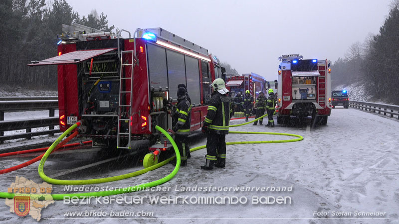 20260109_Vollbrand LKW Sattelzug auf der A21 bei Heiligenkreuz NÖ fordert Einsatzkräfte über Stunden  Foto: Stefan Schneider BFKDO BADEN