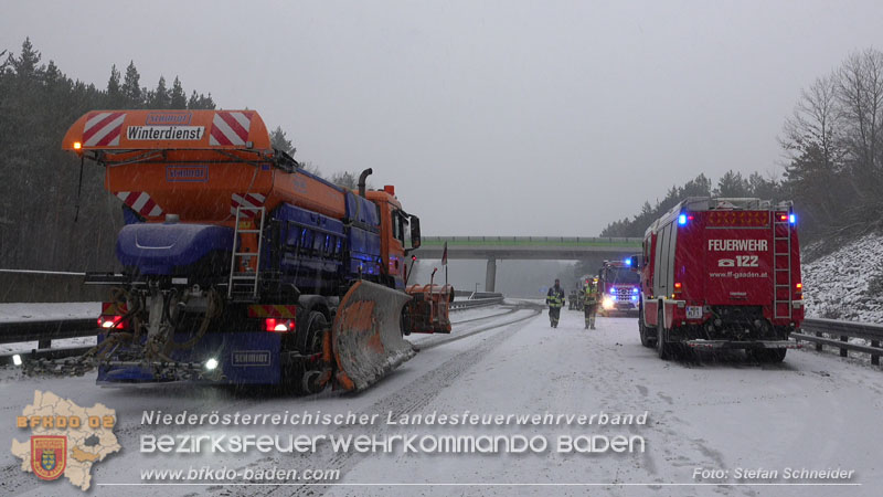20260109_Vollbrand LKW Sattelzug auf der A21 bei Heiligenkreuz NÖ fordert Einsatzkräfte über Stunden  Foto: Stefan Schneider BFKDO BADEN
