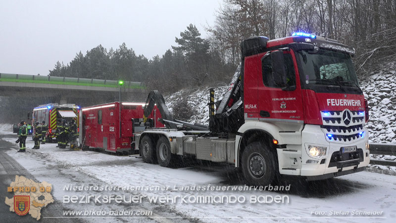 20260109_Vollbrand LKW Sattelzug auf der A21 bei Heiligenkreuz NÖ fordert Einsatzkräfte über Stunden  Foto: Stefan Schneider BFKDO BADEN