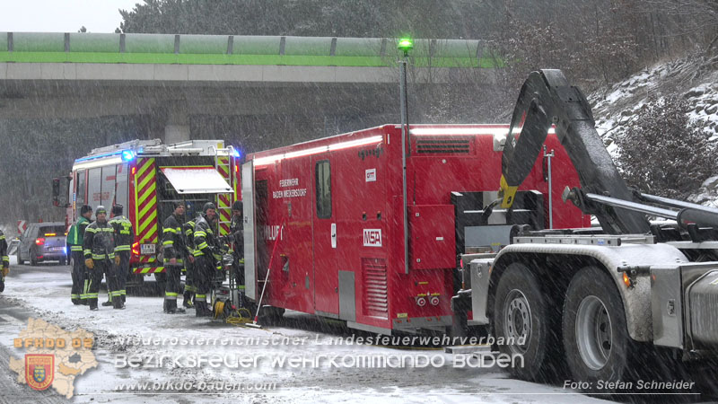 20260109_Vollbrand LKW Sattelzug auf der A21 bei Heiligenkreuz NÖ fordert Einsatzkräfte über Stunden  Foto: Stefan Schneider BFKDO BADEN