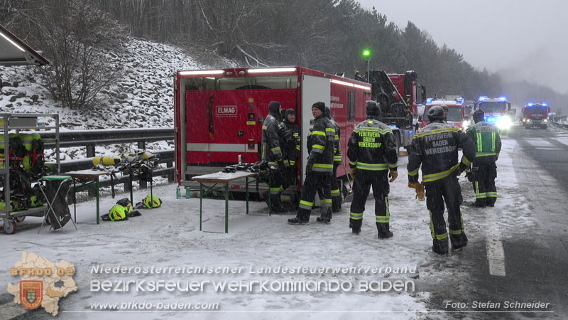 20260109_Vollbrand LKW Sattelzug auf der A21 bei Heiligenkreuz NÖ fordert Einsatzkräfte über Stunden  Foto: Stefan Schneider BFKDO BADEN