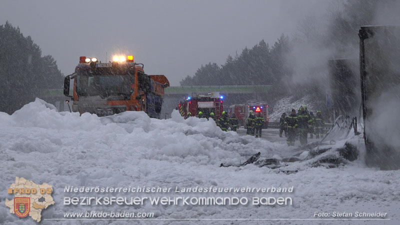20260109_Vollbrand LKW Sattelzug auf der A21 bei Heiligenkreuz NÖ fordert Einsatzkräfte über Stunden  Foto: Stefan Schneider BFKDO BADEN