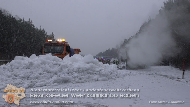 20260109_Vollbrand LKW Sattelzug auf der A21 bei Heiligenkreuz NÖ fordert Einsatzkräfte über Stunden  Foto: Stefan Schneider BFKDO BADEN