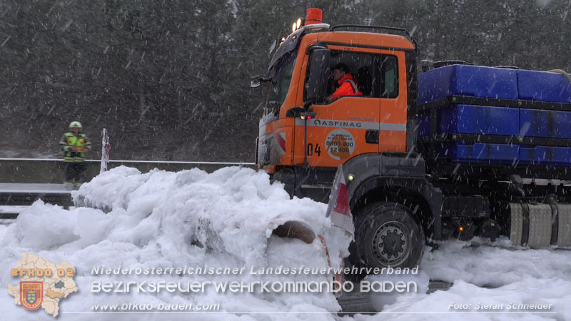 20260109_Vollbrand LKW Sattelzug auf der A21 bei Heiligenkreuz NÖ fordert Einsatzkräfte über Stunden  Foto: Stefan Schneider BFKDO BADEN