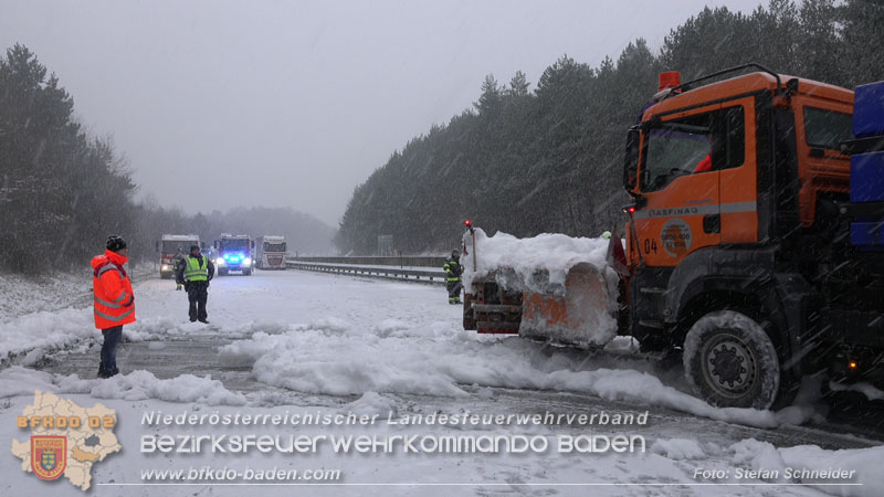 20260109_Vollbrand LKW Sattelzug auf der A21 bei Heiligenkreuz NÖ fordert Einsatzkräfte über Stunden  Foto: Stefan Schneider BFKDO BADEN