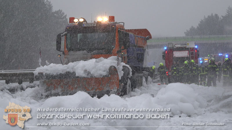 20260109_Vollbrand LKW Sattelzug auf der A21 bei Heiligenkreuz NÖ fordert Einsatzkräfte über Stunden  Foto: Stefan Schneider BFKDO BADEN