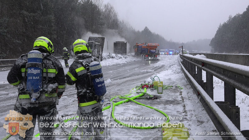 20260109_Vollbrand LKW Sattelzug auf der A21 bei Heiligenkreuz NÖ fordert Einsatzkräfte über Stunden  Foto: Stefan Schneider BFKDO BADEN