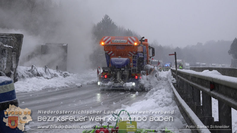 20260109_Vollbrand LKW Sattelzug auf der A21 bei Heiligenkreuz NÖ fordert Einsatzkräfte über Stunden  Foto: Stefan Schneider BFKDO BADEN