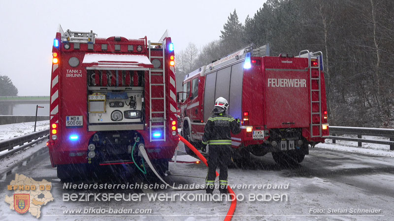 20260109_Vollbrand LKW Sattelzug auf der A21 bei Heiligenkreuz NÖ fordert Einsatzkräfte über Stunden  Foto: Stefan Schneider BFKDO BADEN
