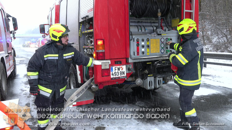 20260109_Vollbrand LKW Sattelzug auf der A21 bei Heiligenkreuz NÖ fordert Einsatzkräfte über Stunden  Foto: Stefan Schneider BFKDO BADEN
