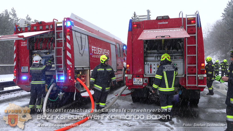 20260109_Vollbrand LKW Sattelzug auf der A21 bei Heiligenkreuz NÖ fordert Einsatzkräfte über Stunden  Foto: Stefan Schneider BFKDO BADEN