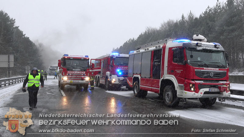 20260109_Vollbrand LKW Sattelzug auf der A21 bei Heiligenkreuz NÖ fordert Einsatzkräfte über Stunden  Foto: Stefan Schneider BFKDO BADEN