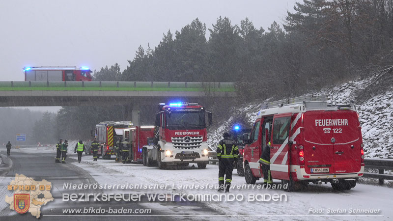 20260109_Vollbrand LKW Sattelzug auf der A21 bei Heiligenkreuz NÖ fordert Einsatzkräfte über Stunden  Foto: Stefan Schneider BFKDO BADEN