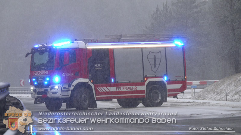 20260109_Vollbrand LKW Sattelzug auf der A21 bei Heiligenkreuz NÖ fordert Einsatzkräfte über Stunden  Foto: Stefan Schneider BFKDO BADEN