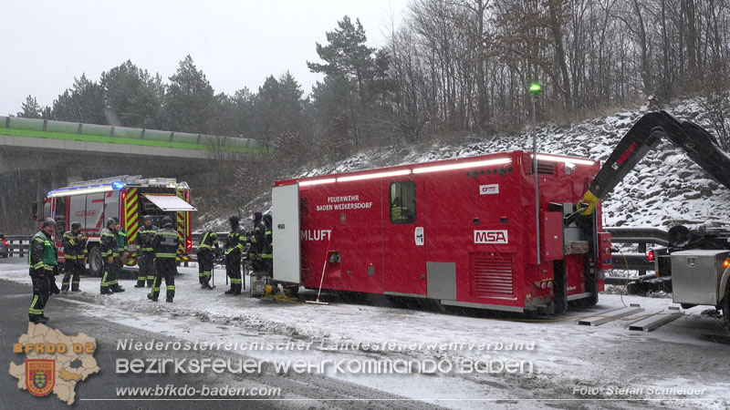 20260109_Vollbrand LKW Sattelzug auf der A21 bei Heiligenkreuz NÖ fordert Einsatzkräfte über Stunden  Foto: Stefan Schneider BFKDO BADEN