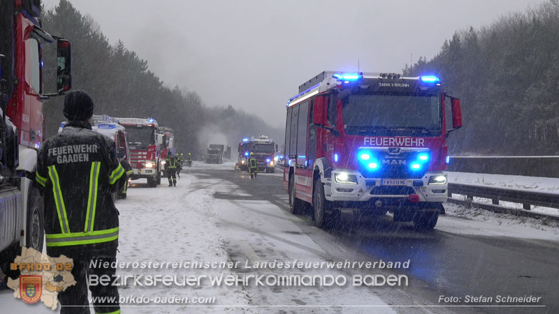20260109_Vollbrand LKW Sattelzug auf der A21 bei Heiligenkreuz NÖ fordert Einsatzkräfte über Stunden  Foto: Stefan Schneider BFKDO BADEN