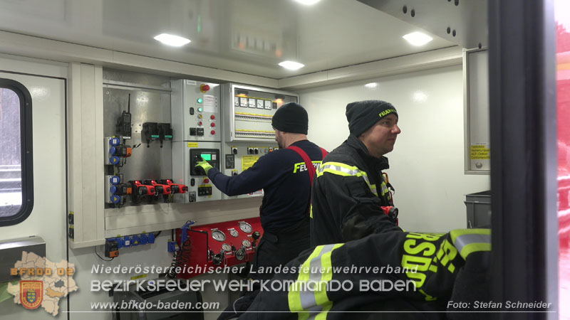20260109_Vollbrand LKW Sattelzug auf der A21 bei Heiligenkreuz NÖ fordert Einsatzkräfte über Stunden  Foto: Stefan Schneider BFKDO BADEN