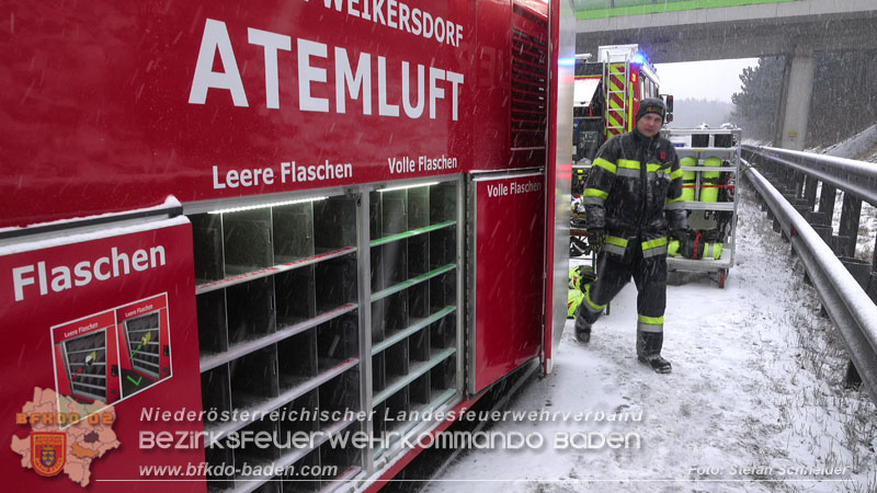 20260109_Vollbrand LKW Sattelzug auf der A21 bei Heiligenkreuz NÖ fordert Einsatzkräfte über Stunden  Foto: Stefan Schneider BFKDO BADEN