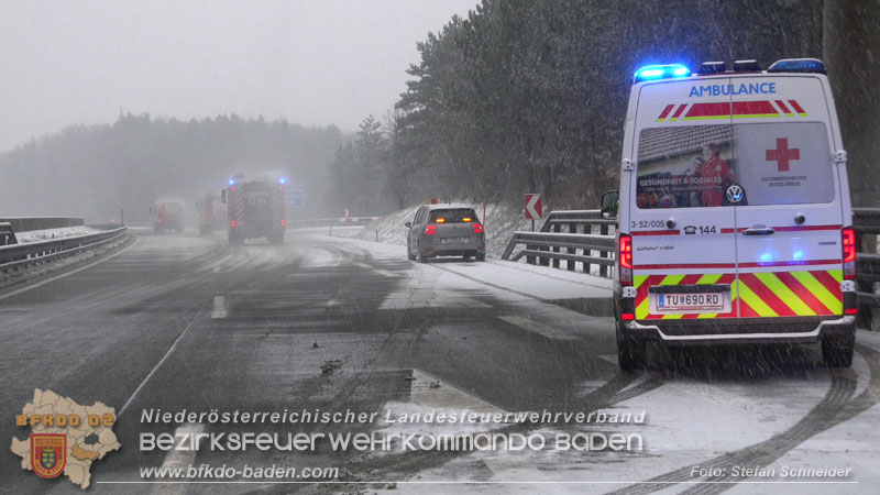 20260109_Vollbrand LKW Sattelzug auf der A21 bei Heiligenkreuz NÖ fordert Einsatzkräfte über Stunden  Foto: Stefan Schneider BFKDO BADEN