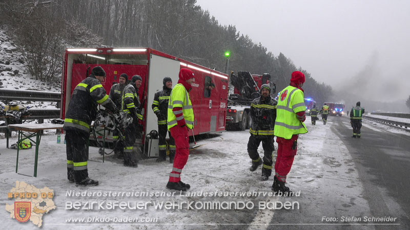 20260109_Vollbrand LKW Sattelzug auf der A21 bei Heiligenkreuz NÖ fordert Einsatzkräfte über Stunden  Foto: Stefan Schneider BFKDO BADEN