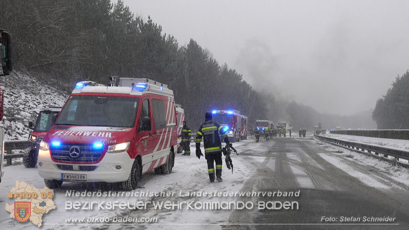 20260109_Vollbrand LKW Sattelzug auf der A21 bei Heiligenkreuz NÖ fordert Einsatzkräfte über Stunden  Foto: Stefan Schneider BFKDO BADEN