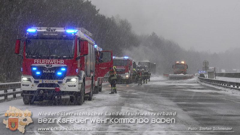 20260109_Vollbrand LKW Sattelzug auf der A21 bei Heiligenkreuz NÖ fordert Einsatzkräfte über Stunden  Foto: Stefan Schneider BFKDO BADEN