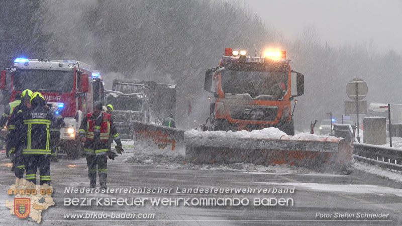 20260109_Vollbrand LKW Sattelzug auf der A21 bei Heiligenkreuz NÖ fordert Einsatzkräfte über Stunden  Foto: Stefan Schneider BFKDO BADEN