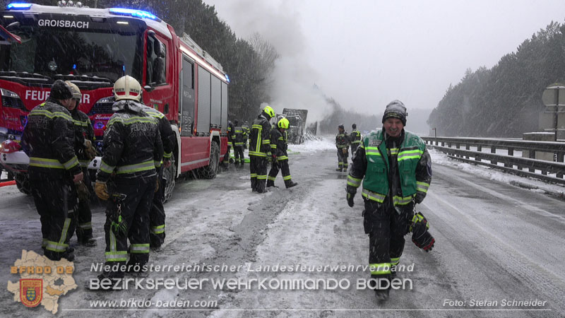 20260109_Vollbrand LKW Sattelzug auf der A21 bei Heiligenkreuz NÖ fordert Einsatzkräfte über Stunden  Foto: Stefan Schneider BFKDO BADEN