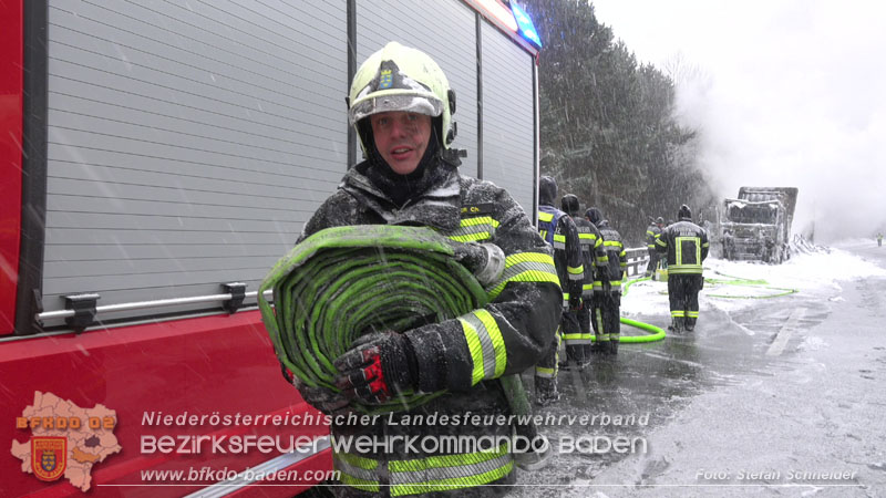 20260109_Vollbrand LKW Sattelzug auf der A21 bei Heiligenkreuz NÖ fordert Einsatzkräfte über Stunden  Foto: Stefan Schneider BFKDO BADEN