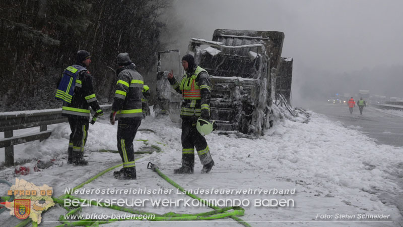 20260109_Vollbrand LKW Sattelzug auf der A21 bei Heiligenkreuz NÖ fordert Einsatzkräfte über Stunden  Foto: Stefan Schneider BFKDO BADEN