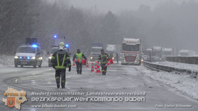 20260109_Vollbrand LKW Sattelzug auf der A21 bei Heiligenkreuz NÖ fordert Einsatzkräfte über Stunden  Foto: Stefan Schneider BFKDO BADEN