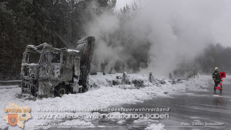 20260109_Vollbrand LKW Sattelzug auf der A21 bei Heiligenkreuz NÖ fordert Einsatzkräfte über Stunden  Foto: Stefan Schneider BFKDO BADEN