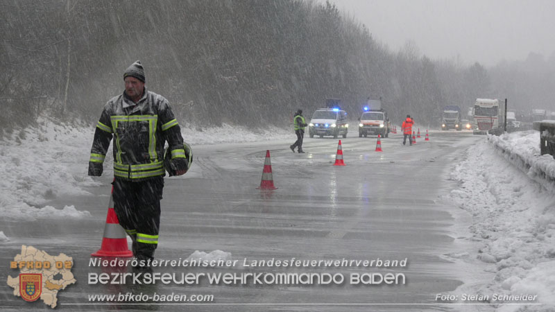 20260109_Vollbrand LKW Sattelzug auf der A21 bei Heiligenkreuz NÖ fordert Einsatzkräfte über Stunden  Foto: Stefan Schneider BFKDO BADEN