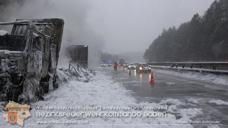 20260109_Vollbrand LKW Sattelzug auf der A21 bei Heiligenkreuz NÖ fordert Einsatzkräfte über Stunden  Foto: Stefan Schneider BFKDO BADEN