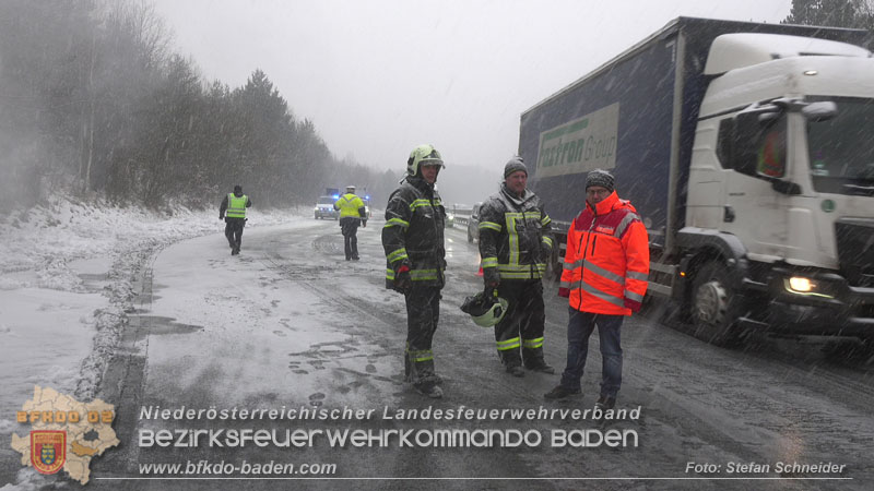 20260109_Vollbrand LKW Sattelzug auf der A21 bei Heiligenkreuz NÖ fordert Einsatzkräfte über Stunden  Foto: Stefan Schneider BFKDO BADEN