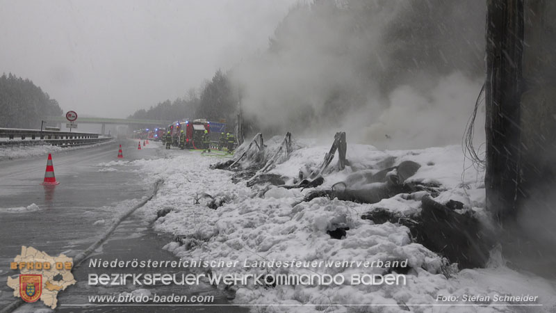 20260109_Vollbrand LKW Sattelzug auf der A21 bei Heiligenkreuz NÖ fordert Einsatzkräfte über Stunden  Foto: Stefan Schneider BFKDO BADEN