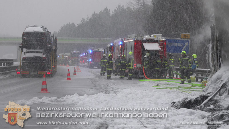 20260109_Vollbrand LKW Sattelzug auf der A21 bei Heiligenkreuz NÖ fordert Einsatzkräfte über Stunden  Foto: Stefan Schneider BFKDO BADEN