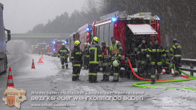 20260109_Vollbrand LKW Sattelzug auf der A21 bei Heiligenkreuz NÖ fordert Einsatzkräfte über Stunden  Foto: Stefan Schneider BFKDO BADEN
