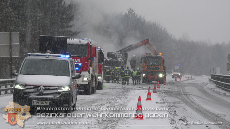 20260109_Vollbrand LKW Sattelzug auf der A21 bei Heiligenkreuz NÖ fordert Einsatzkräfte über Stunden  Foto: Stefan Schneider BFKDO BADEN