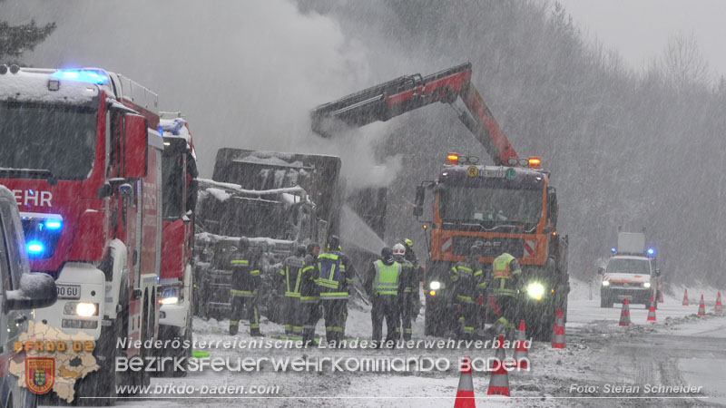 20260109_Vollbrand LKW Sattelzug auf der A21 bei Heiligenkreuz NÖ fordert Einsatzkräfte über Stunden  Foto: Stefan Schneider BFKDO BADEN
