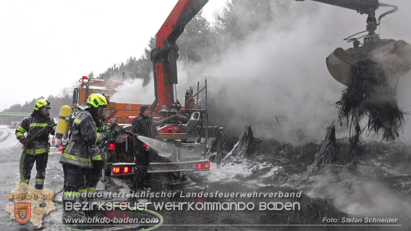 20260109_Vollbrand LKW Sattelzug auf der A21 bei Heiligenkreuz NÖ fordert Einsatzkräfte über Stunden  Foto: Stefan Schneider BFKDO BADEN