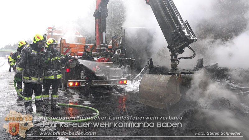 20260109_Vollbrand LKW Sattelzug auf der A21 bei Heiligenkreuz NÖ fordert Einsatzkräfte über Stunden  Foto: Stefan Schneider BFKDO BADEN