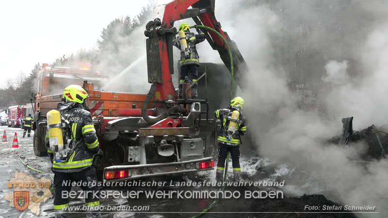 20260109_Vollbrand LKW Sattelzug auf der A21 bei Heiligenkreuz NÖ fordert Einsatzkräfte über Stunden  Foto: Stefan Schneider BFKDO BADEN