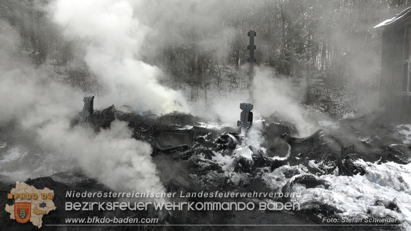 20260109_Vollbrand LKW Sattelzug auf der A21 bei Heiligenkreuz NÖ fordert Einsatzkräfte über Stunden  Foto: Stefan Schneider BFKDO BADEN